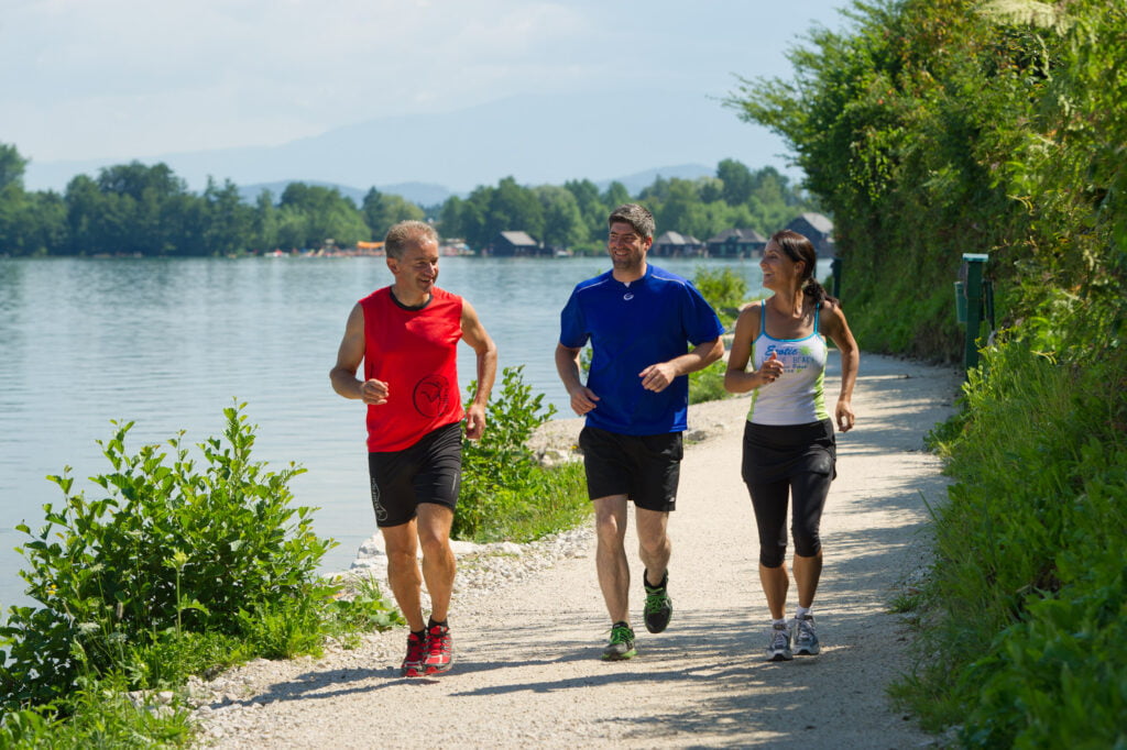 Willfit läuft mit 2 Partnern am Klopeinersee